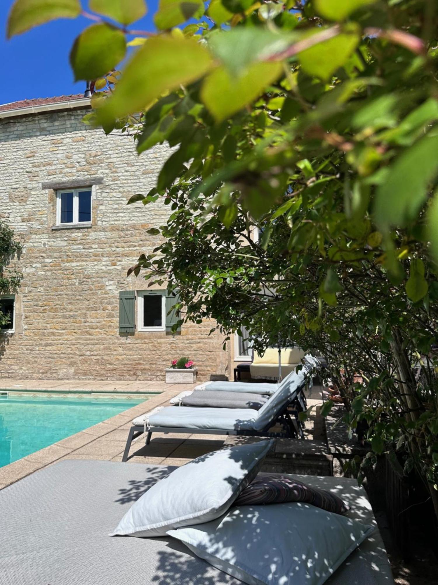 Gigny  La Cour Des Delices Bed & Breakfast エクステリア 写真